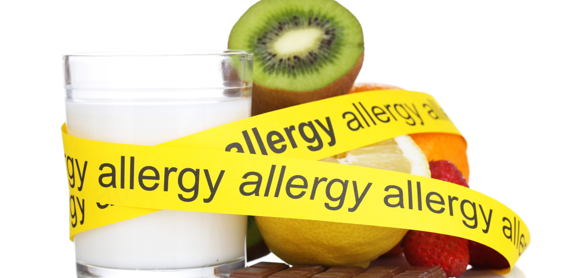 Alimentos identificados como alergênicos, como leite, kiwi, etc... acompanhdados de uma fita de segurança anunciando :"allergy"!