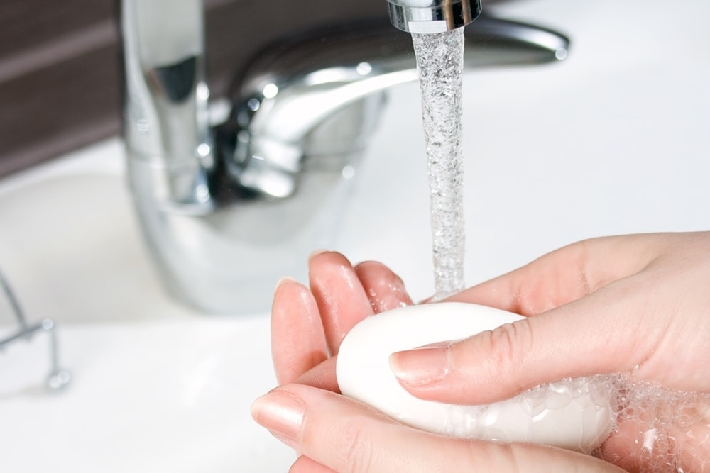 Можно мыть посуду жидким мылом. Мытье рук. Мыть руки. Мытье рук парикмахера. Мытые руки.