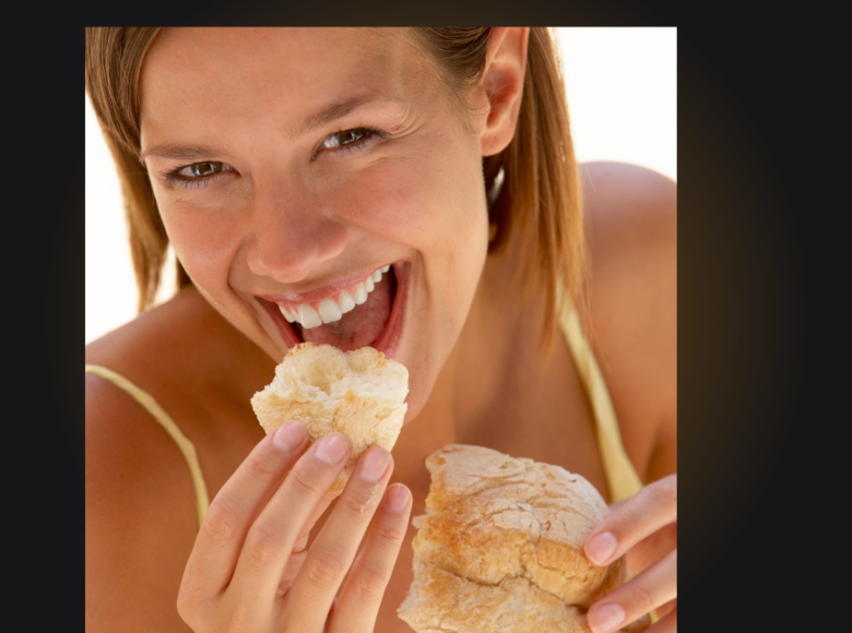 mulher comendo pão