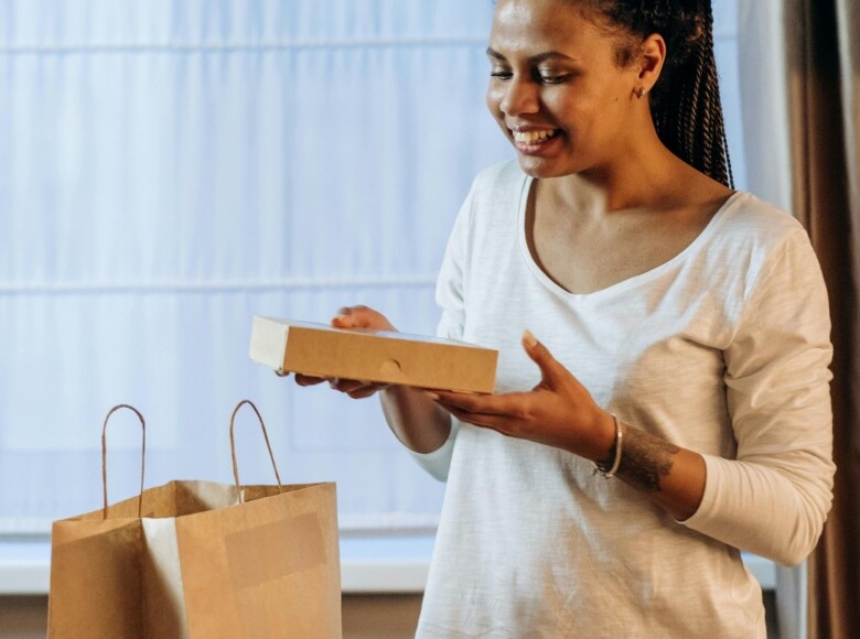 https://www.pexels.com/pt-br/foto/mulher-de-pe-compras-shopping-6969895/