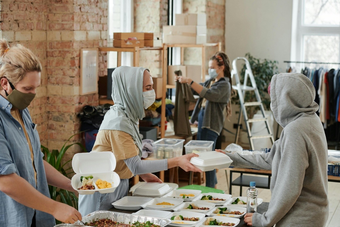 https://www.pexels.com/pt-br/foto/comida-alimento-refeicao-caridade-6995244/