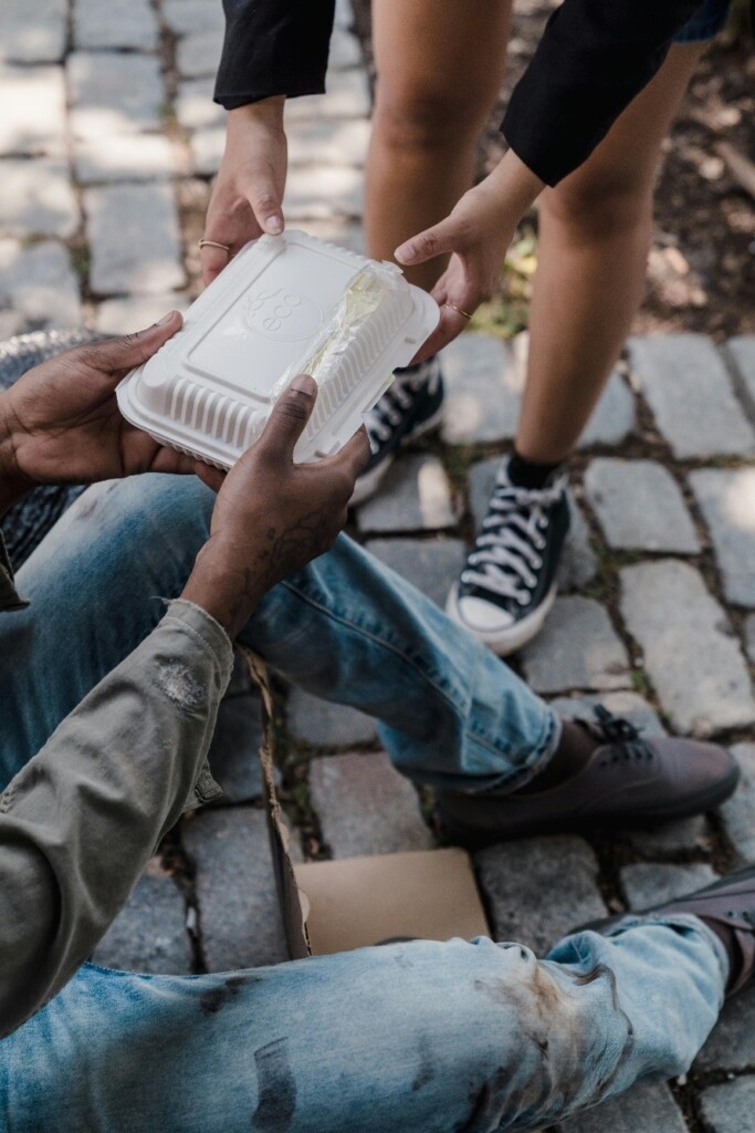 https://www.pexels.com/pt-br/procurar/pessoa%20recebendo%20alimento/